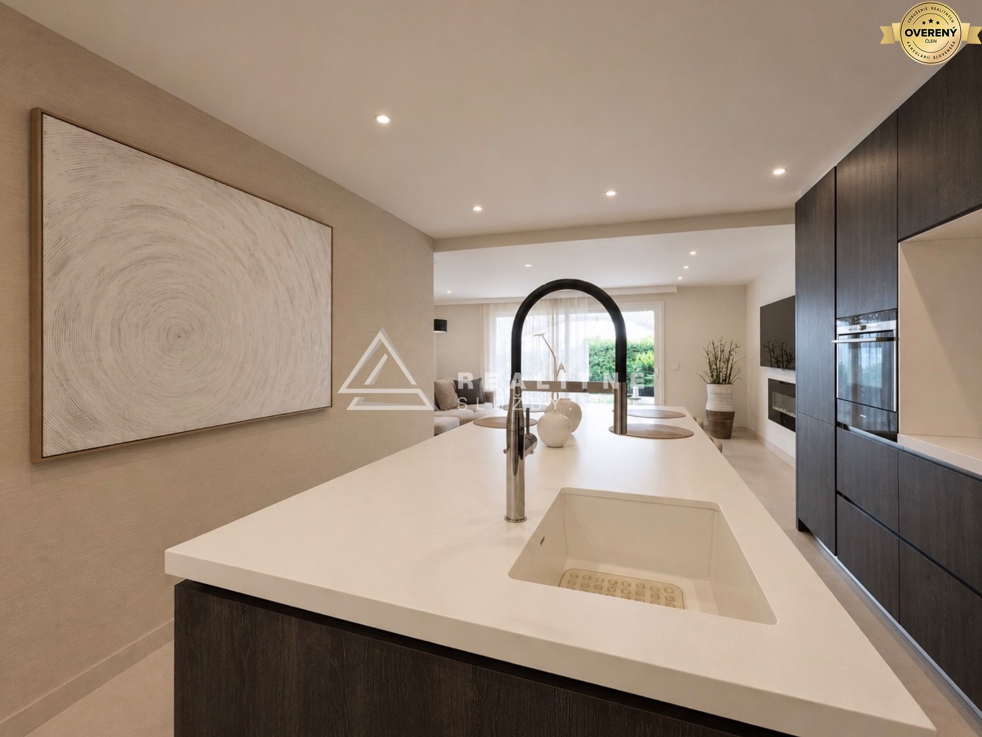 EXCLUSIVE FRONTLINE BEACH APARTMENT FOR RENT