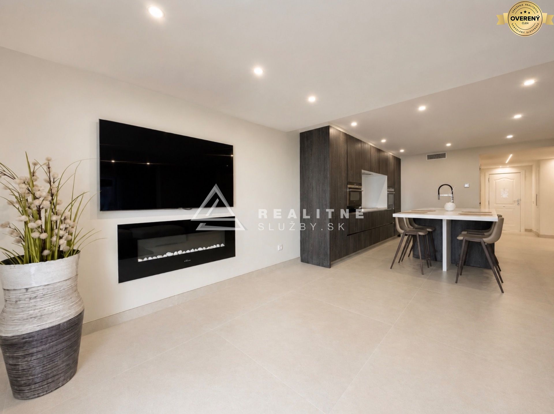 EXCLUSIVE FRONTLINE BEACH APARTMENT FOR RENT