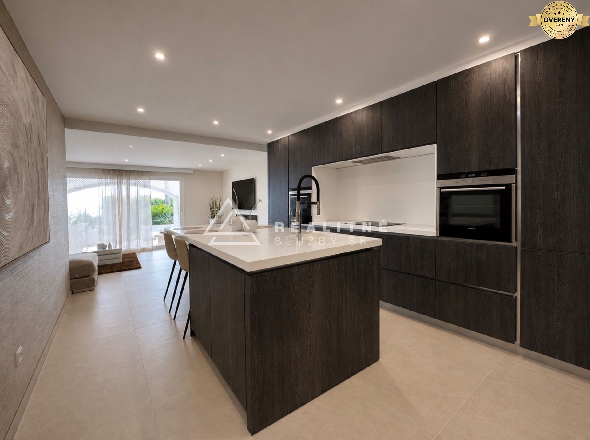 EXCLUSIVE FRONTLINE BEACH APARTMENT FOR RENT